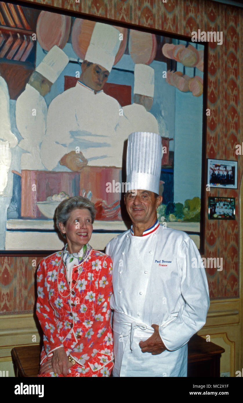 Der französische Sternekoch Paul Bocuse mit Ehefrau Raymonde à Collonges-au-Mont-d'Or, Frankreich 1995. Haute qualité française chef Paul Bocuse avec cette épouse Raymonde à Collonges-au-Mont-d'Or, France 1995. Banque D'Images