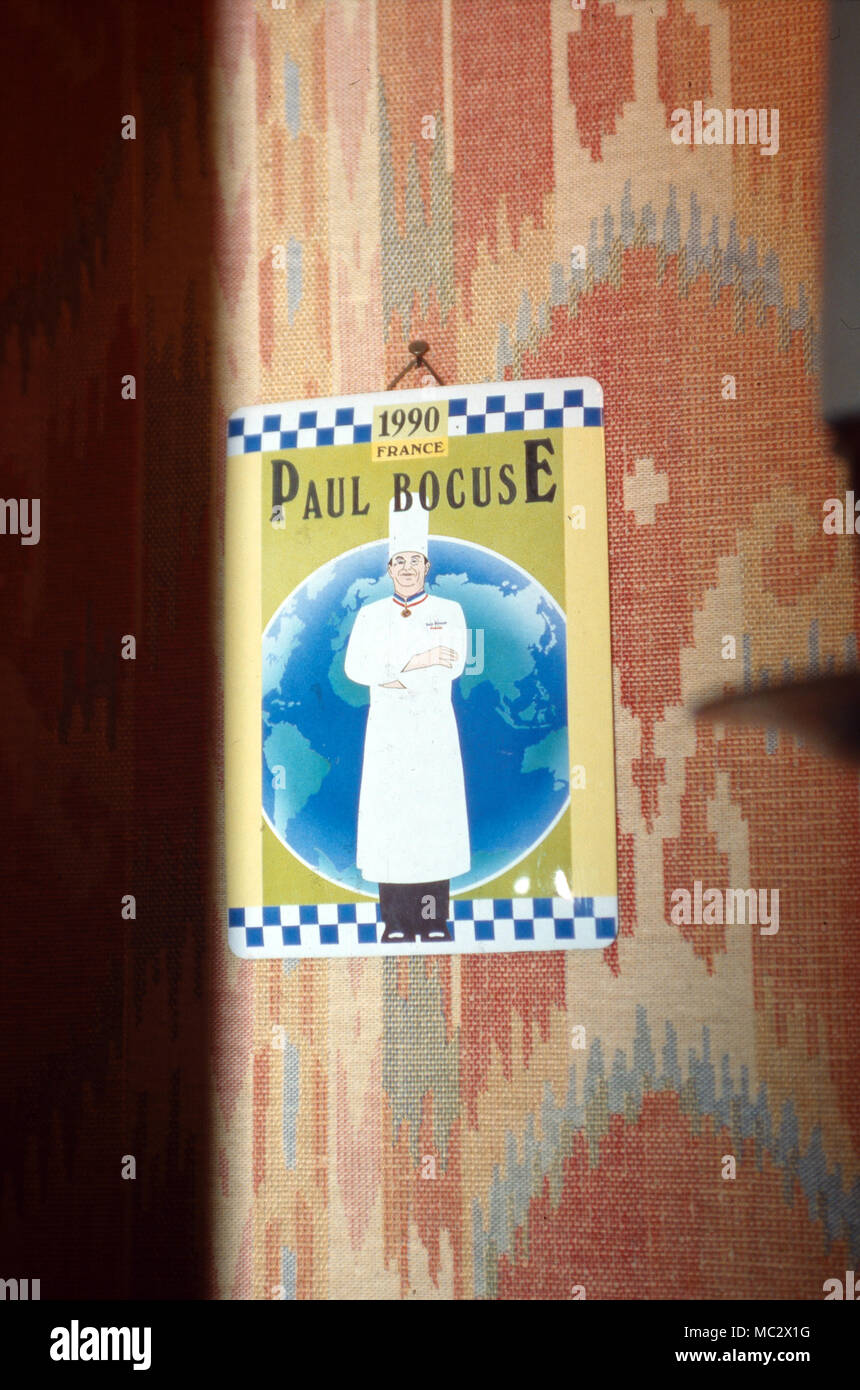 Der französische Sternekoch Werbeschild auf einem Paul Bocuse à Collonges-au-Mont-d'Or, Frankreich 1995. Haute qualité française chef Paul Bocuse sur une publicité assiette à Collonges-au-Mont-d'Or, France 1995. Banque D'Images