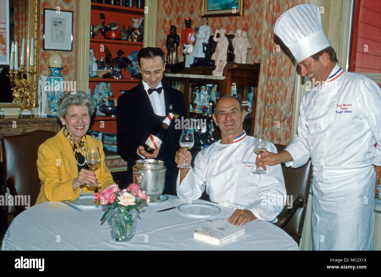 Der französische Sternekoch Paul Bocuse und Ehefrau Raymonde lassen sich im Restaurant à Collonges-au-Mont-d'Or Chefkoch und von dem Sommelier Roger Jaloux bedienen, Frankreich 1995. Haute qualité française chef Paul Bocuse et son épouse Raymonde sont servis par le chef Roger jaloux et le sommelier à Collonges-au-Mont-d'Or, France 1995. Banque D'Images