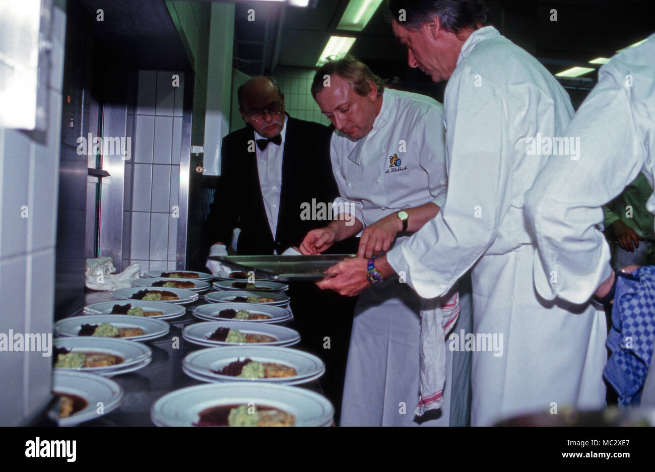 Sternekoch Alfons Schuhbeck kocht bei einem Besuch von Prinz Charles en France, 2004. Alfons Schuhbeck chef cuisiner alors qu'une visite du Prince Charles en Allemagne, 2004. Banque D'Images