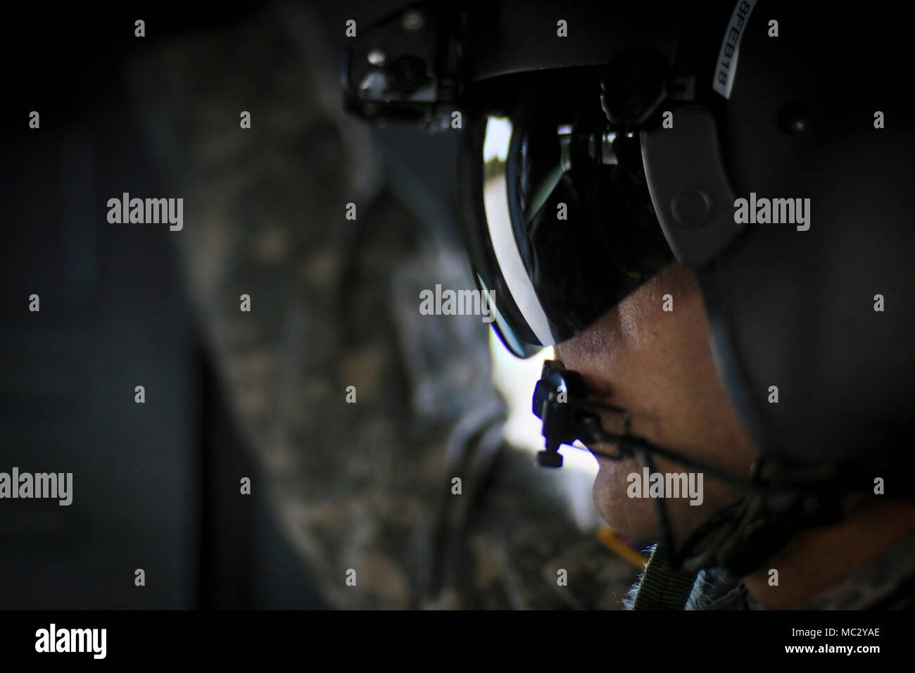 L'Adjudant-chef de l'armée américaine 2 Bryan Inzitari, un UH-60L Black Hawk, montres pilote à partir de l'arrière de l'hélicoptère comme un passager lors d'un vol d'entraînement, le 24 janvier 2018. Inzitari est affecté au 1er Bataillon d'hélicoptères d'assaut, 150e Régiment d'aviation de la Garde nationale, New Jersey. Le vol d'entraînement, les mènera jusqu'à la côte du New Jersey l'Hudson, pour la familiarisation avec le domaine des règles de vol spécial. (U.S. Air National Guard photo par le Sgt. Matt Hecht) Banque D'Images