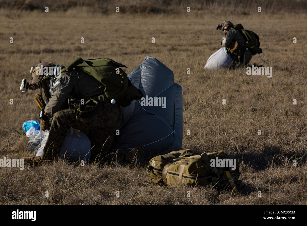 Les Marines américains et les marins à la Compagnie Charlie, Bataillon de Reconnaissance 2d, 2d pack Marine Division, après avoir mené des opérations de parachutes parachutes et des techniques d'insertion de Temple, TX, le 25 janvier 2018. L'objectif de formation d'insertion en chute libre est de placer une équipe de reconnaissance en toute sécurité et en étroite collaboration pour mener des reconnaissances au sol, de la surveillance, de l'espace de combat, de façonnage, d'envergure limitée et raids en soutien de la Marine Expeditionary Force (MEF), d'autres groupes de travail air-sol, ou une force conjointe. (U.S. Marine Corps photo par Lance Cpl. Timothy J. Lutz) Banque D'Images