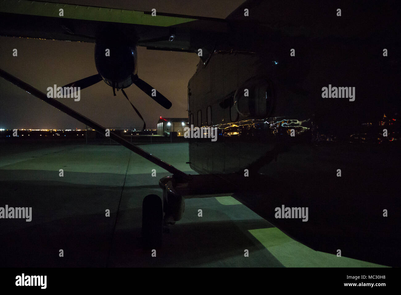 Un court-SC.7 Skyvan, un avion civil, utilisé par la Compagnie Charlie, Bataillon de Reconnaissance 2d, 2d Marine Division, est mis en scène à l'extérieur d'un hangar de Temple, TX, 27 janvier 2018. L'objectif de formation d'insertion en chute libre est de placer une équipe de reconnaissance en toute sécurité et en étroite collaboration pour mener des reconnaissances au sol, de la surveillance, de l'espace de combat, de façonnage, d'envergure limitée et raids en soutien de la Marine Expeditionary Force (MEF), d'autres groupes de travail air-sol, ou une force conjointe. (U.S. Marine Corps photo par Lance Cpl. Timothy J. Lutz) Banque D'Images