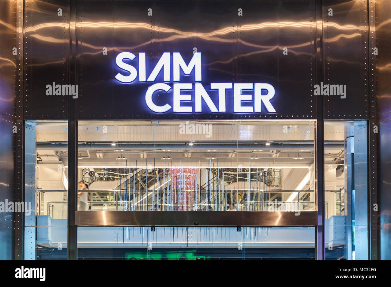 BANGKOK, THAÏLANDE - 09 NOVEMBRE 2014 : Siam Centre extérieur. Il a été construit en 1973 et a été l'un des premiers centres commerciaux de Bangkok. Banque D'Images