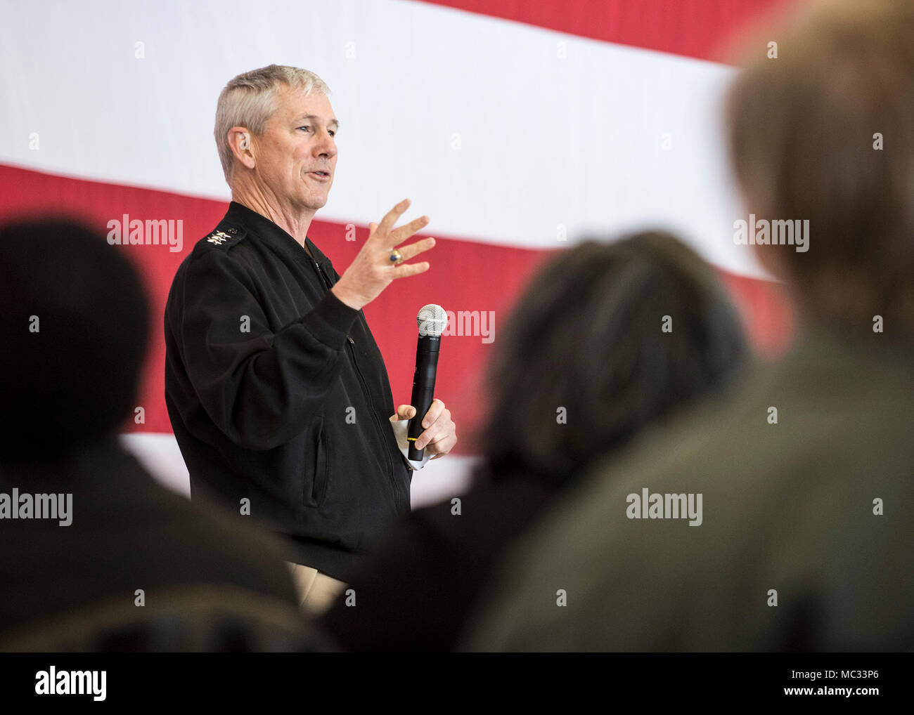 Commandant, Naval Sea Systems Command Vice Adm. Thomas Moore, USN, répond à des questions au cours d'un hôtel de ville Mardi, 30 janvier 2018 avec Naval Surface Warfare Center Panama City Direction employés. 180130-N-PB086-1094. U.S. Navy photo by Ronnie Newsome, CDSN PCD. Banque D'Images