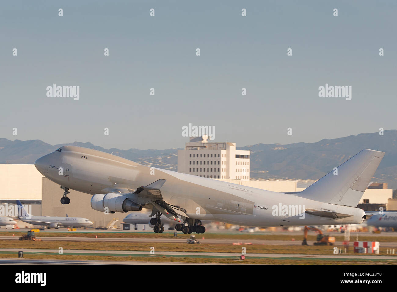 Atlas Air banalisés, Boeing 747-400 F Cargo jet décolle de l'Aéroport International de Los Angeles, LAX, Californie, USA. Banque D'Images