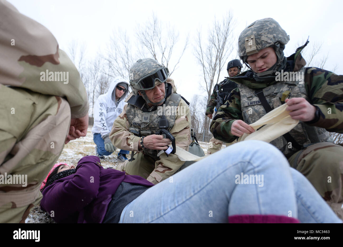 Les membres du 55e Escadron des Forces de sécurité effectuer des auto-soins soins buddy sur un individu au cours d'un exercice de préparation opérationnelle à l'Offutt Air Force Base, Neb., le 23 janvier 2018. Exercices de minerais sont destinées à parfaire la préparation au combat, et permettre aux aviateurs à recevoir des expériences de déploiement comme à leur domicile. Banque D'Images