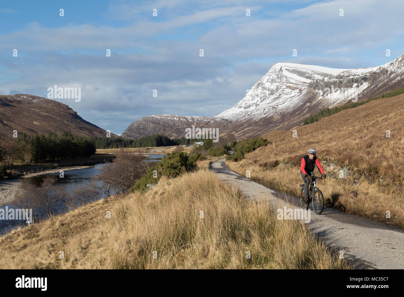 Cycliste sur route à travers plus Strath, Sutherland Banque D'Images