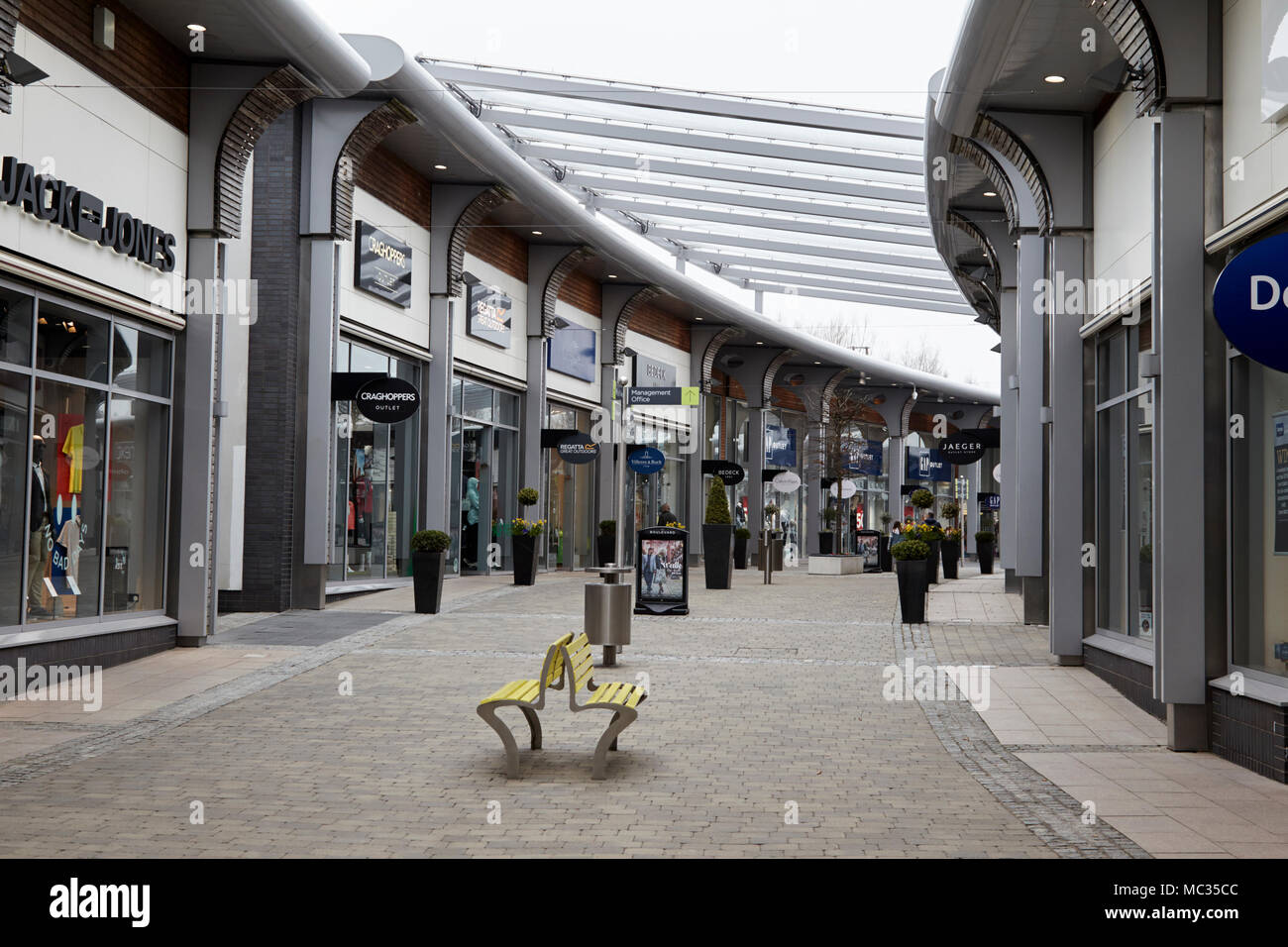 Le boulevard outlet shopping mall vide avec aucun d'Irlande shoppers Banbridge Banque D'Images