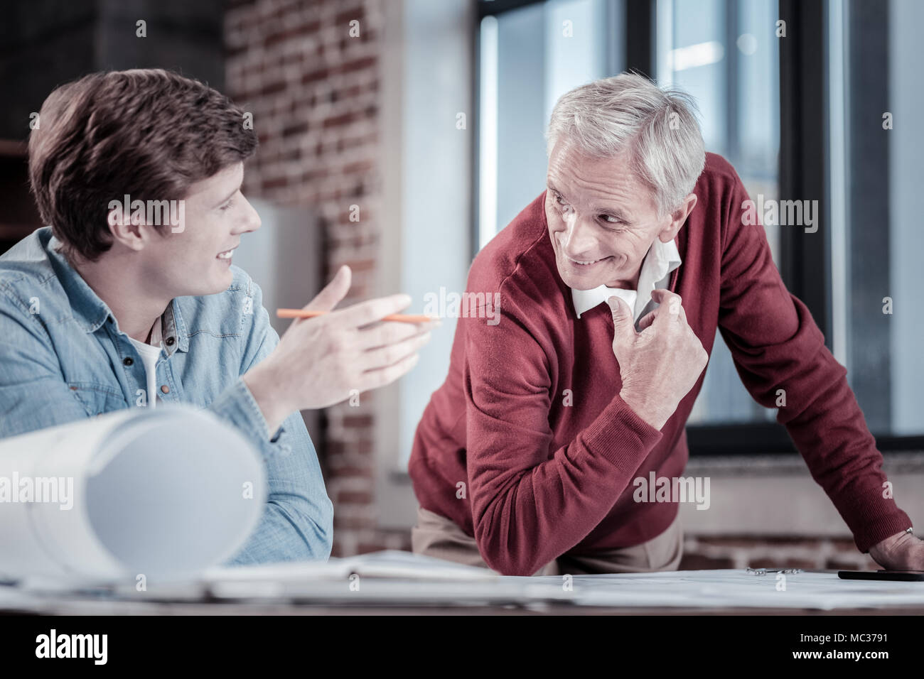 Discuter des idées des ingénieurs masculins Jolly Banque D'Images