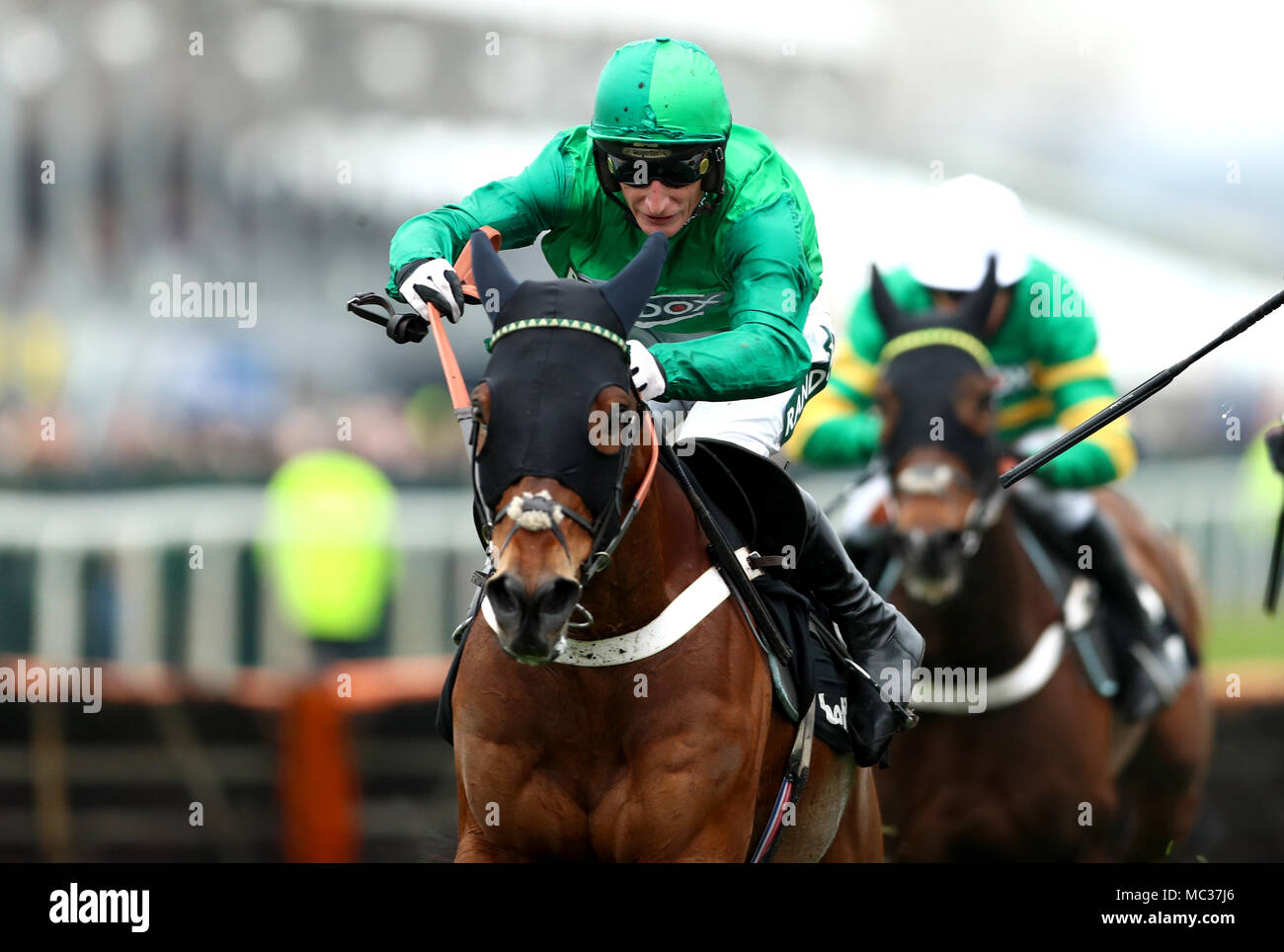 L'Ami Serge monté par Daryl Jacob sur leur façon de gagner l'Aintree Hurdle Betway au cours de la première journée de la santé Randox 2018 Festival Grand National à Aintree Hippodrome, Liverpool. Banque D'Images