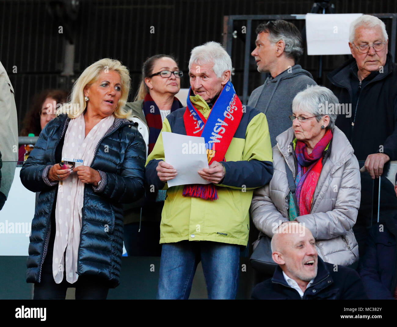 Sport, football, Ligue Régionale Ouest, 2017-2018, Wuppertaler SV vs Rot Weiss Essen 3:1, Guenter Proepper (3.f.l.) sur le stand, ancien joueur professionnel off Wuppertaler SV Banque D'Images