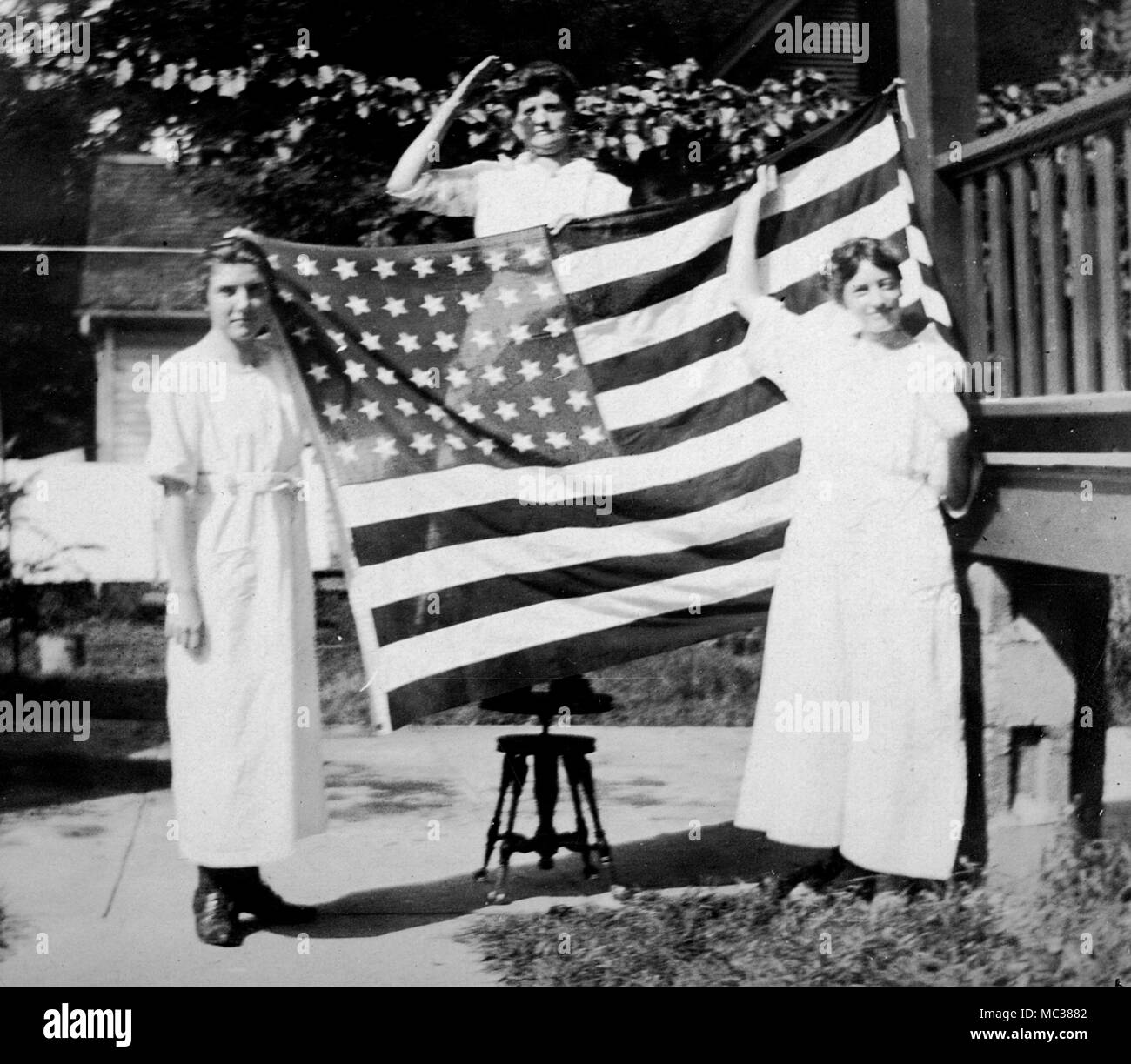 Trois femmes afficher un drapeau américain, ca. 1920. Banque D'Images