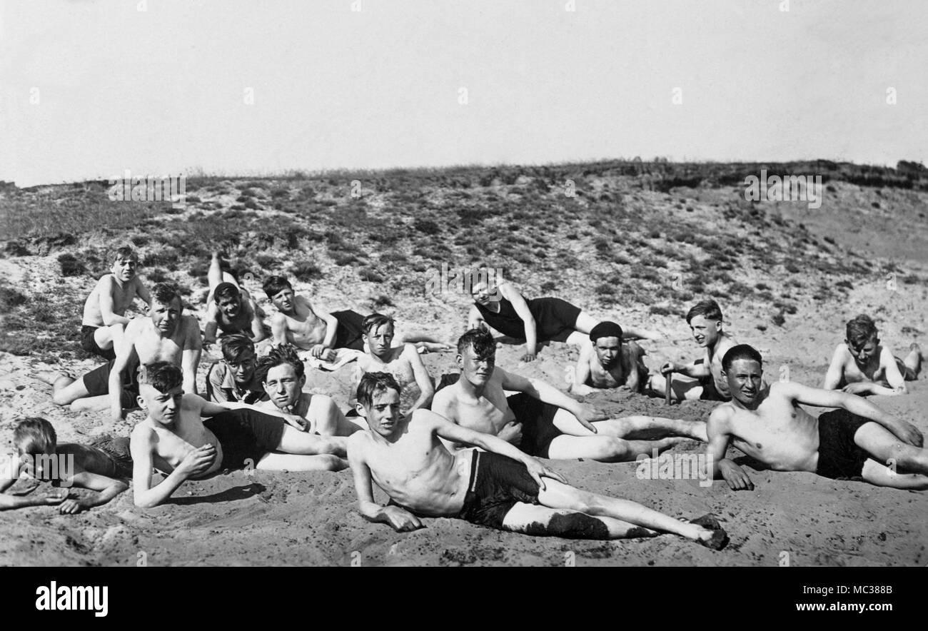 Les hommes et les garçons était sur une plage allemand, ca. L'année 1930. Banque D'Images