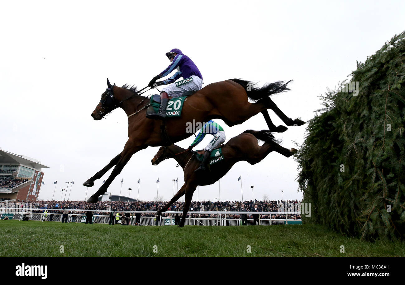 Puits de Lune montée par Peter Bryan vient plus de la présidence sur le premier tour de la santé Randox Foxhunters' Ouvert Hunters' Chase au cours de la première journée de la santé Randox 2018 Festival Grand National à Aintree Hippodrome, Liverpool. Banque D'Images