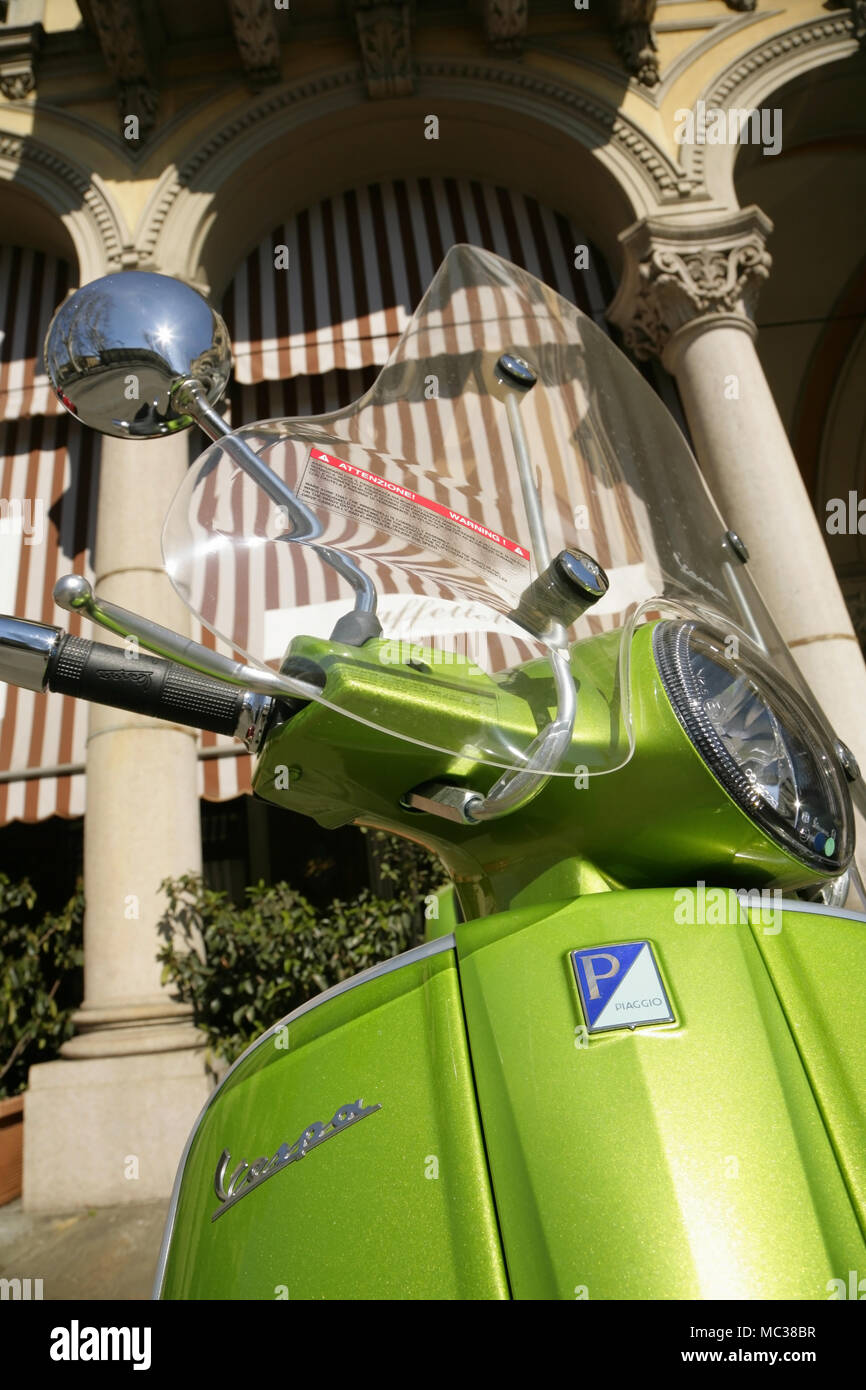 Piaggio Vespa scooter vert, Turin, Italie. Banque D'Images