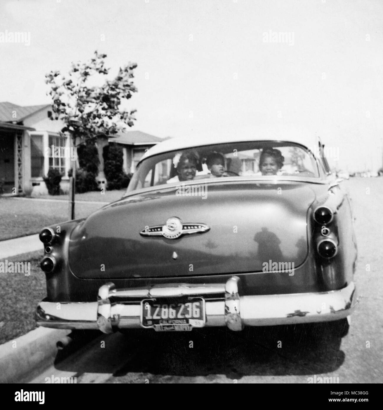 Trois enfants sur le siège arrière sont prêts pour un road trip en Californie, 1955. Banque D'Images