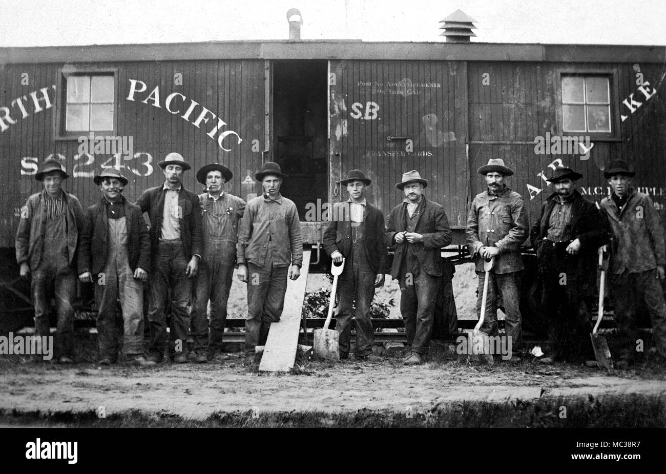 Travailleurs pour le Pacifique Nord posent à l'extérieur de leur logement, de matériel ferroviaire ca. 1910. Banque D'Images