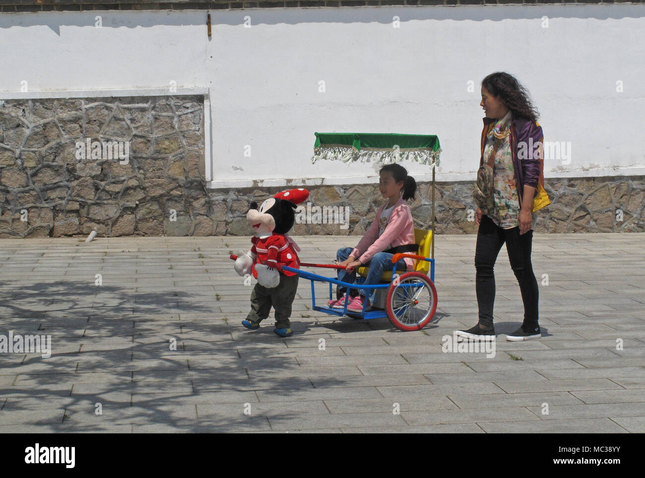 'Micky' pour enfants souris ride at 'Great Wall' nord-est du Hebei, Chine Mai 2016 Banque D'Images