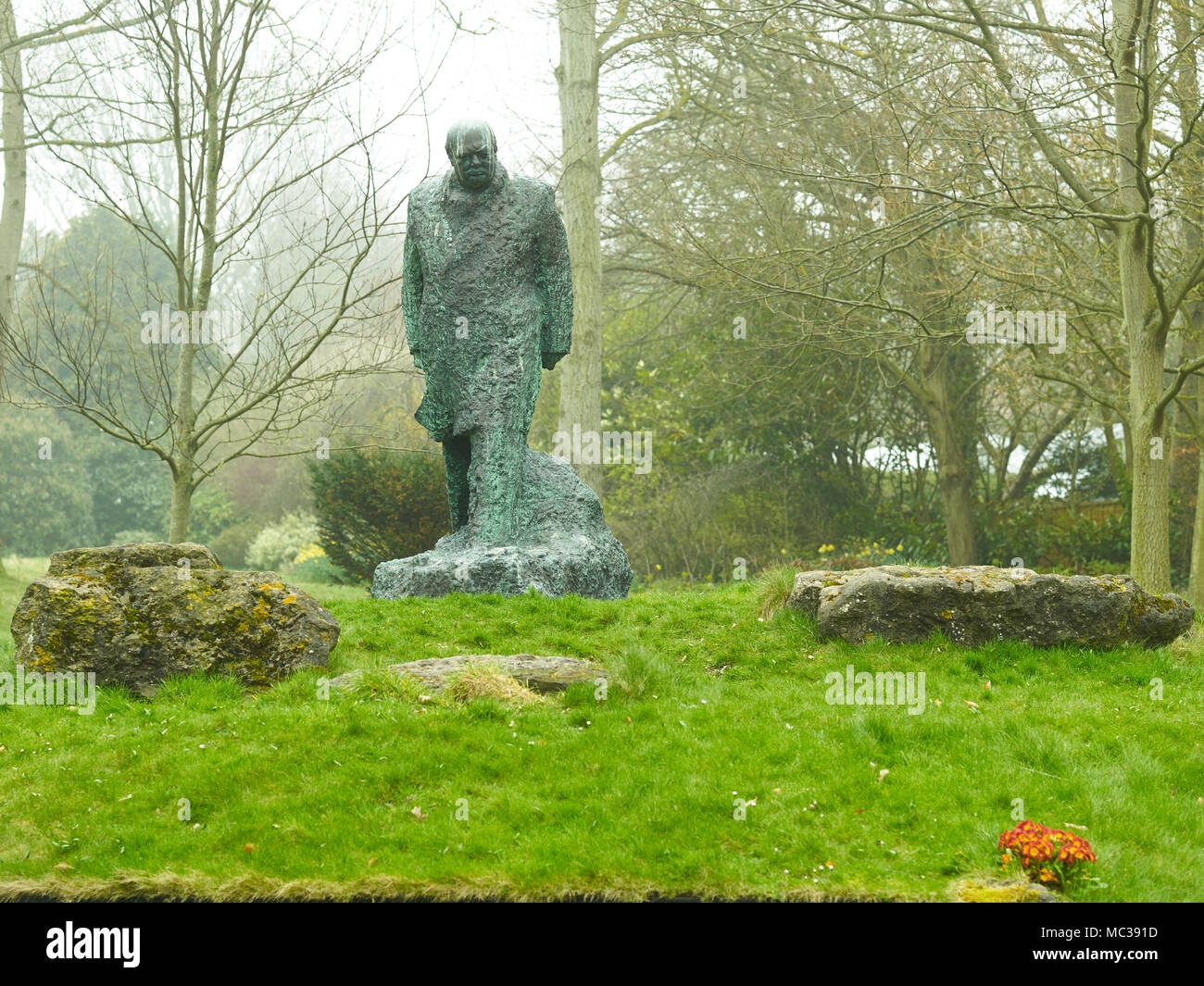Statue de Winston Churchill dans la brume à Pines Garden, St Margarets Bay, Kent, Avril 2018 Banque D'Images