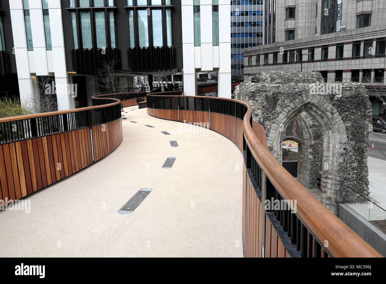 St Alphage highwalk passerelle pour piétons sur le premier jour de l'ouverture du London Wall Place dans la ville de London EC2 England UK KATHY DEWITT Banque D'Images