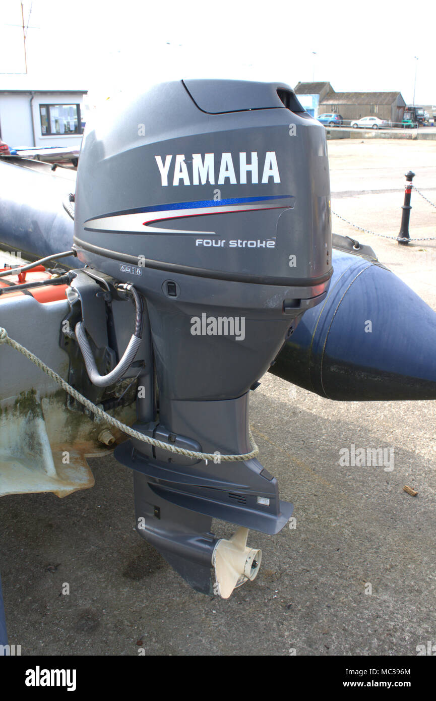 60hp Yamaha 60 CV moteur hors bord 4 temps, monté sur la poupe d'un bateau  gonflable rigide rib. Baltimore, West Cork, Irlande Photo Stock - Alamy
