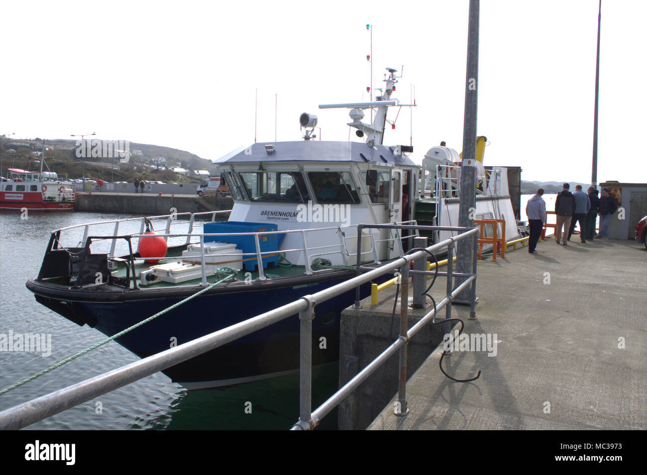 Passagers débarqués de l'Bremenholm MV, un ferry desservant baltimore à cape clare island, une destination touristique populaire, West Cork, Irlande. Banque D'Images