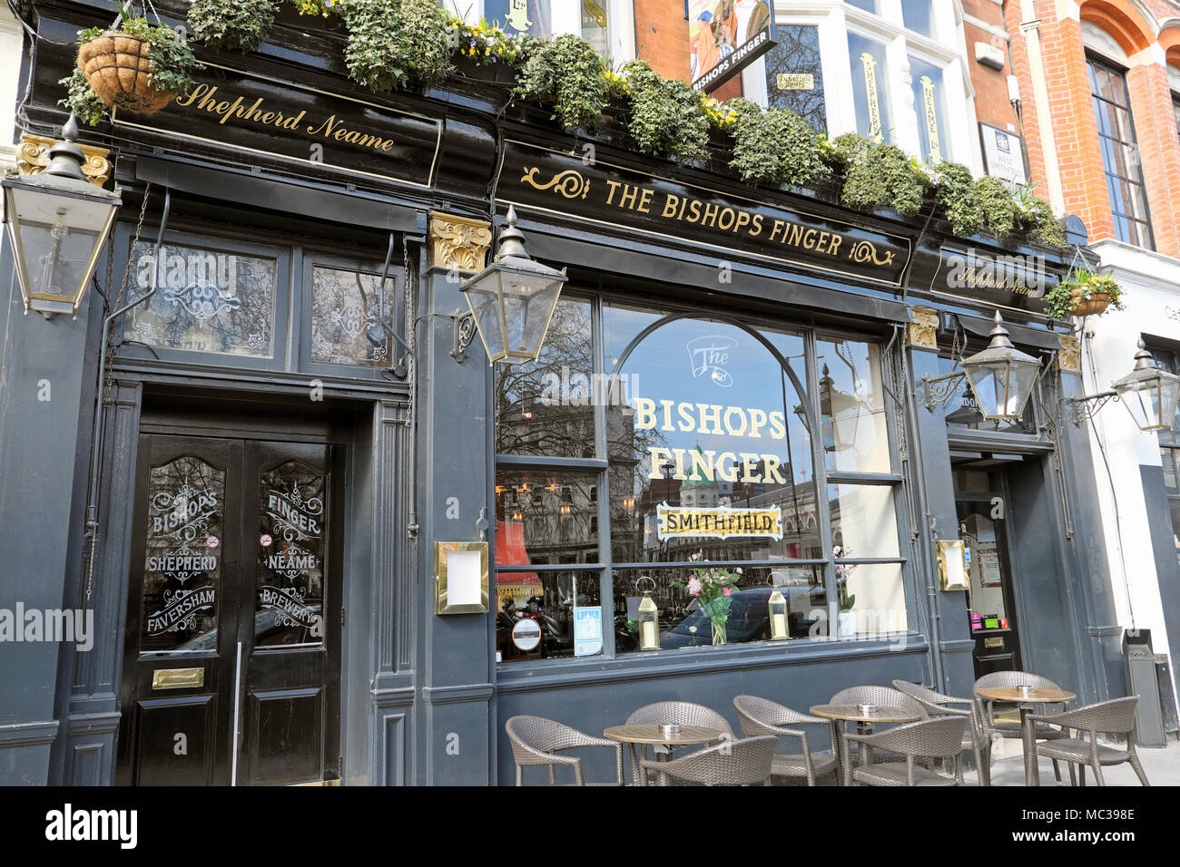 Les évêques doigt extérieur pub W Smithfield dans la ville de London EC1 England UK KATHY DEWITT Banque D'Images