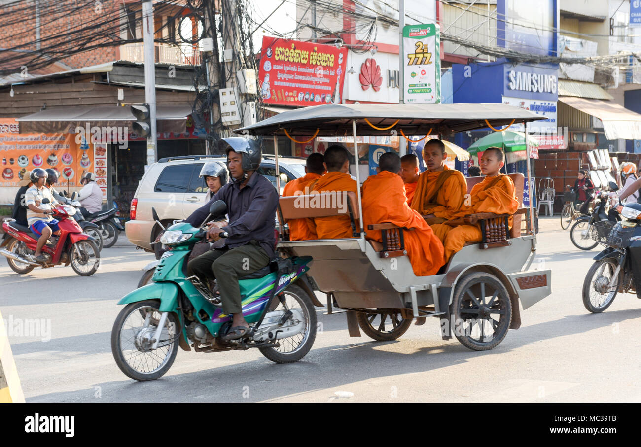 Siem Reap, Cambodge - 12 janvier 2018 : jeunes moines sur moto tuk tuk à Siem Reap au Cambodge. Banque D'Images