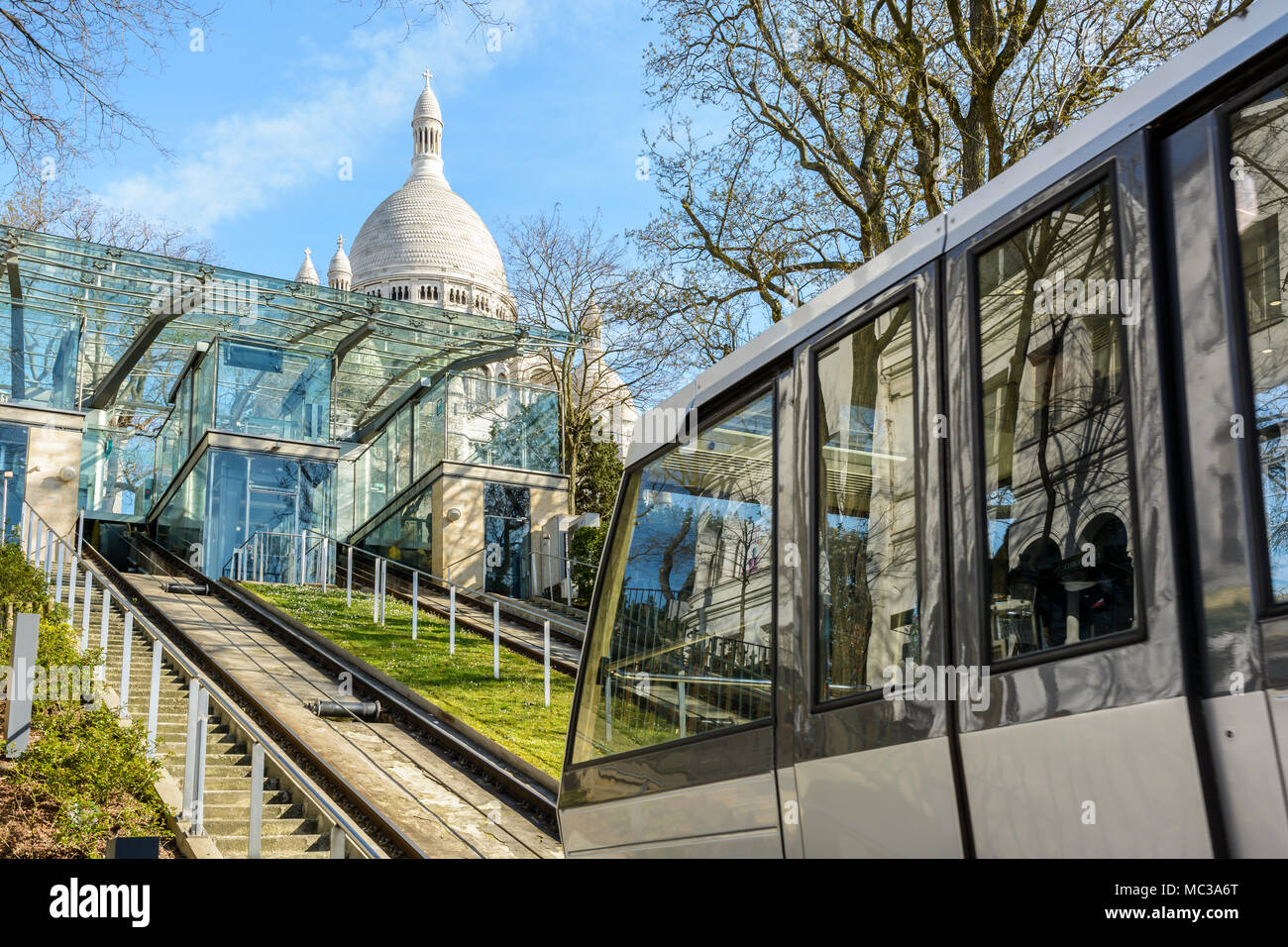 Le funiculaire de Montmartre permet d'aller jusqu'à la colline de la basilique du Sacré-Cœur en quelques secondes sans en montant les 222 marches de l'escalier. Banque D'Images