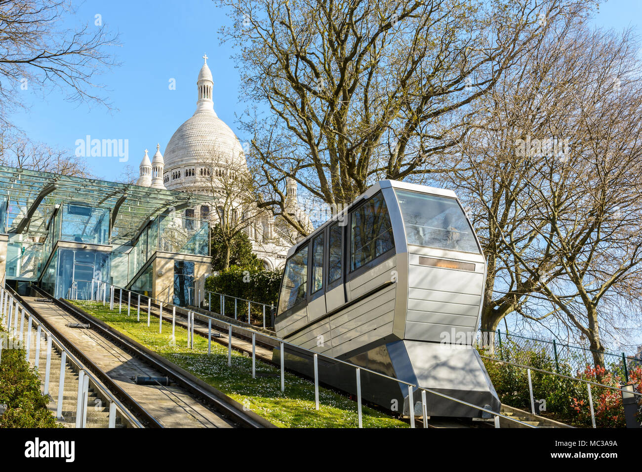 Le funiculaire de Montmartre permet d'aller jusqu'à la colline de la basilique du Sacré-Cœur en quelques secondes sans en montant les 222 marches de l'escalier. Banque D'Images