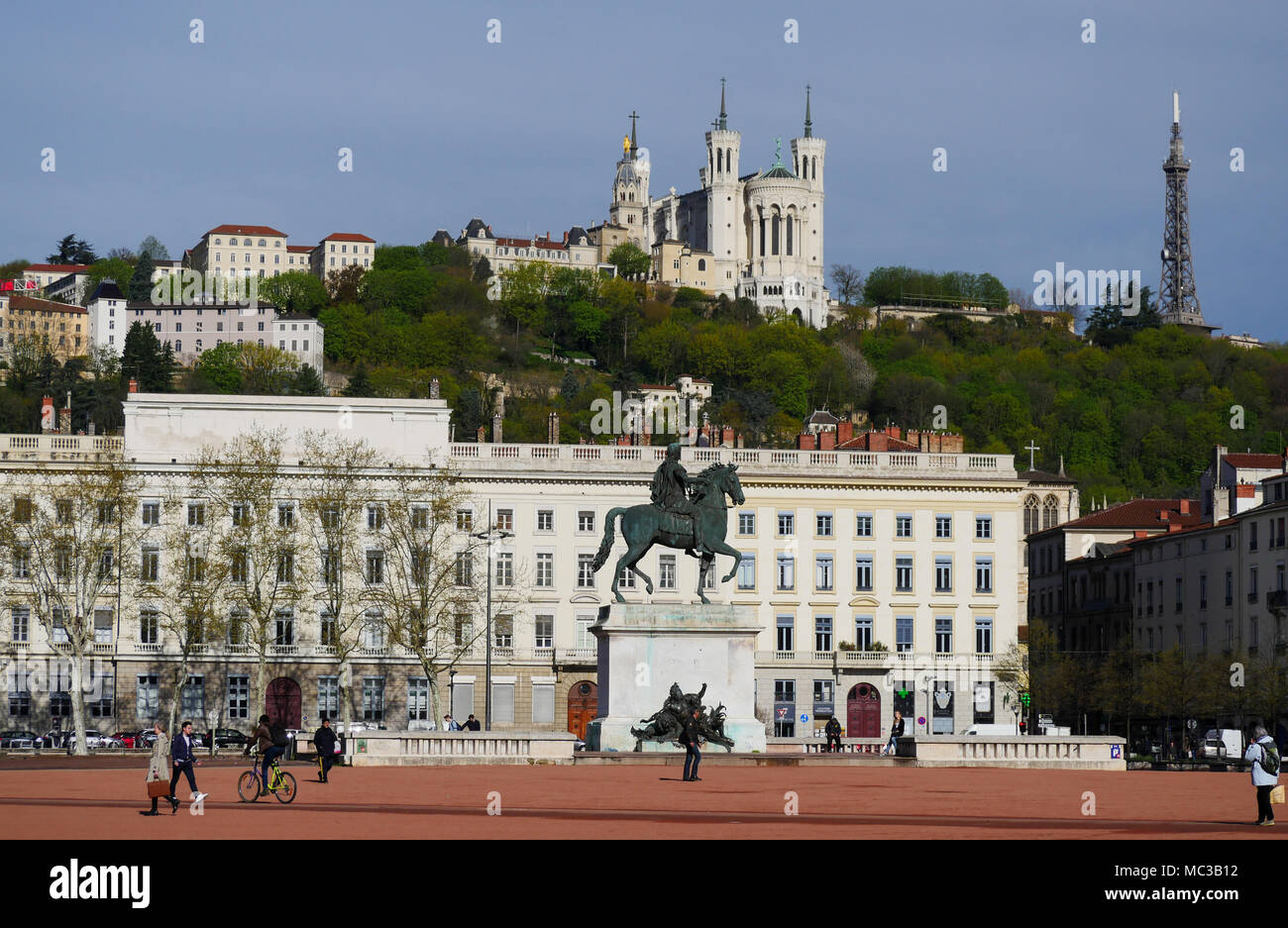Basilique de Fourvière, vue depuis la place Bellecour, Lyon, France ...