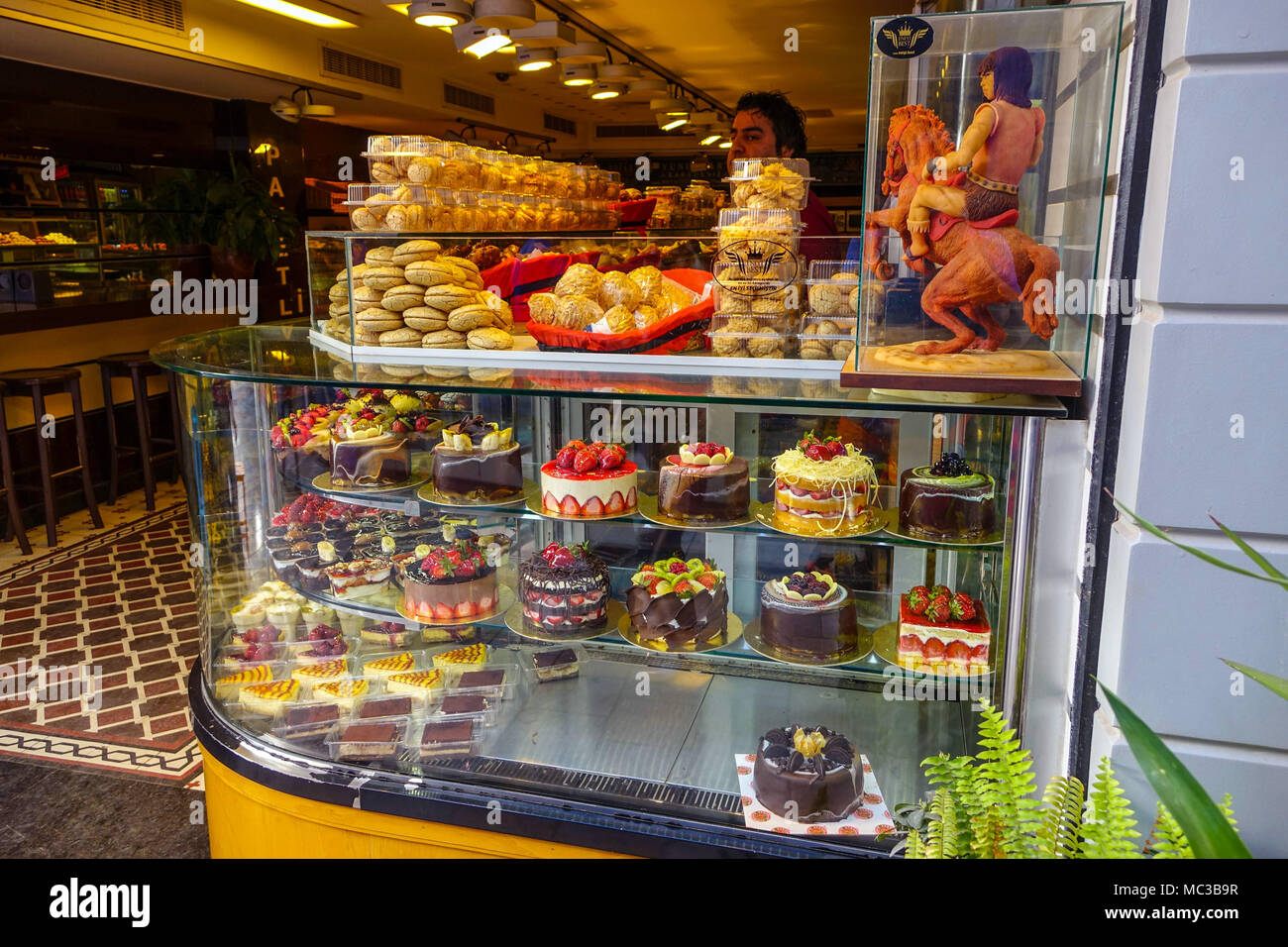 Cake Shop avec de grands gâteaux de fantaisie, à Bodrum, Mugla, Turquie Banque D'Images