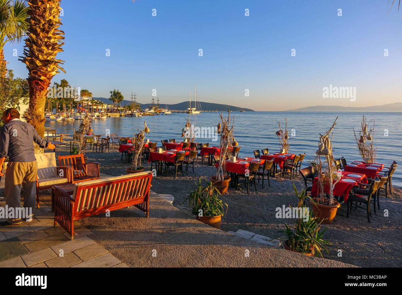 Soirée sur la plage, Bodrum, Mugla, Turquie, avec des meubles, table et chaises Banque D'Images