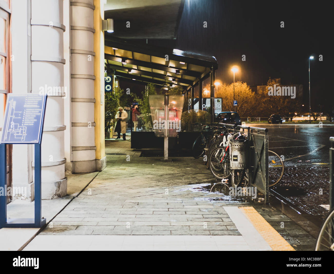 Biella, Italie - 11 avril 2018 - Bar et le café de la gare pendant la nuit. Scène urbaine à la gare dans la pluie, Stazione San Paolo, Biella Banque D'Images