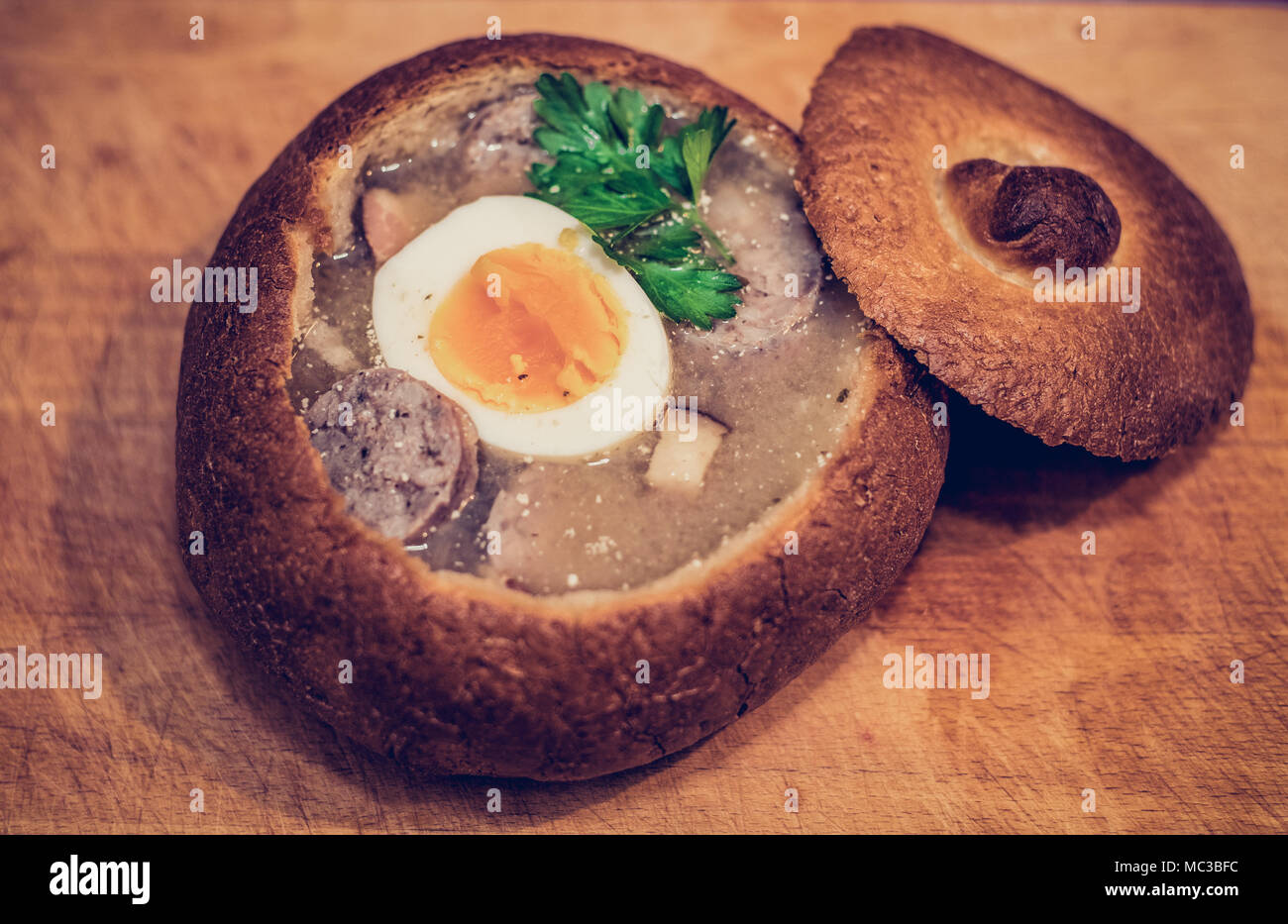 Zurek - soupe traditionnelle polonaise à l'intérieur d'un pain Banque D'Images