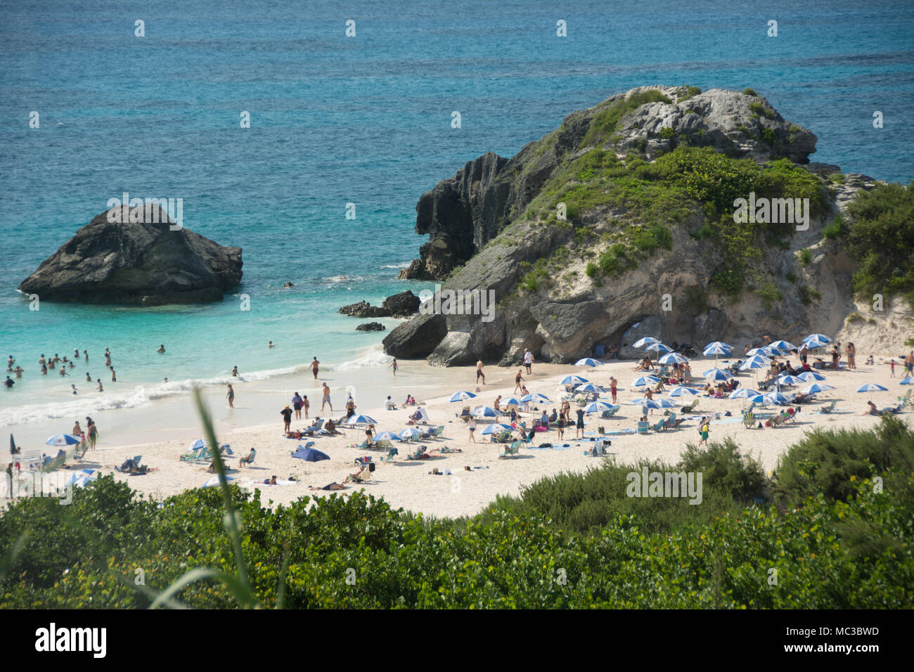 Foule de personnes fréquentant les plages on tropical beach Banque D'Images