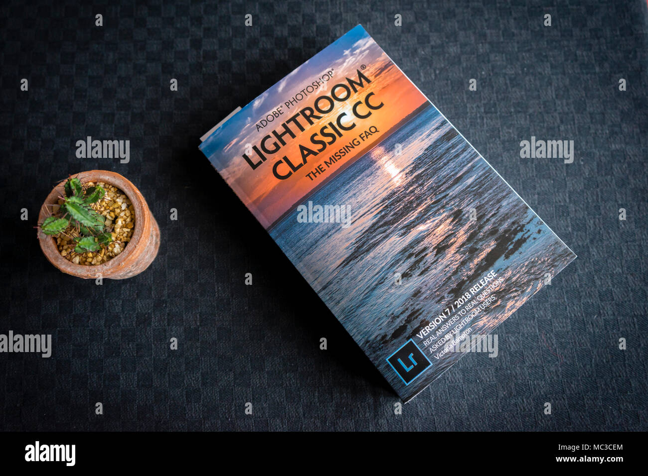 Un 'CC' classique Lightroom livre de texte sur fond noir Banque D'Images