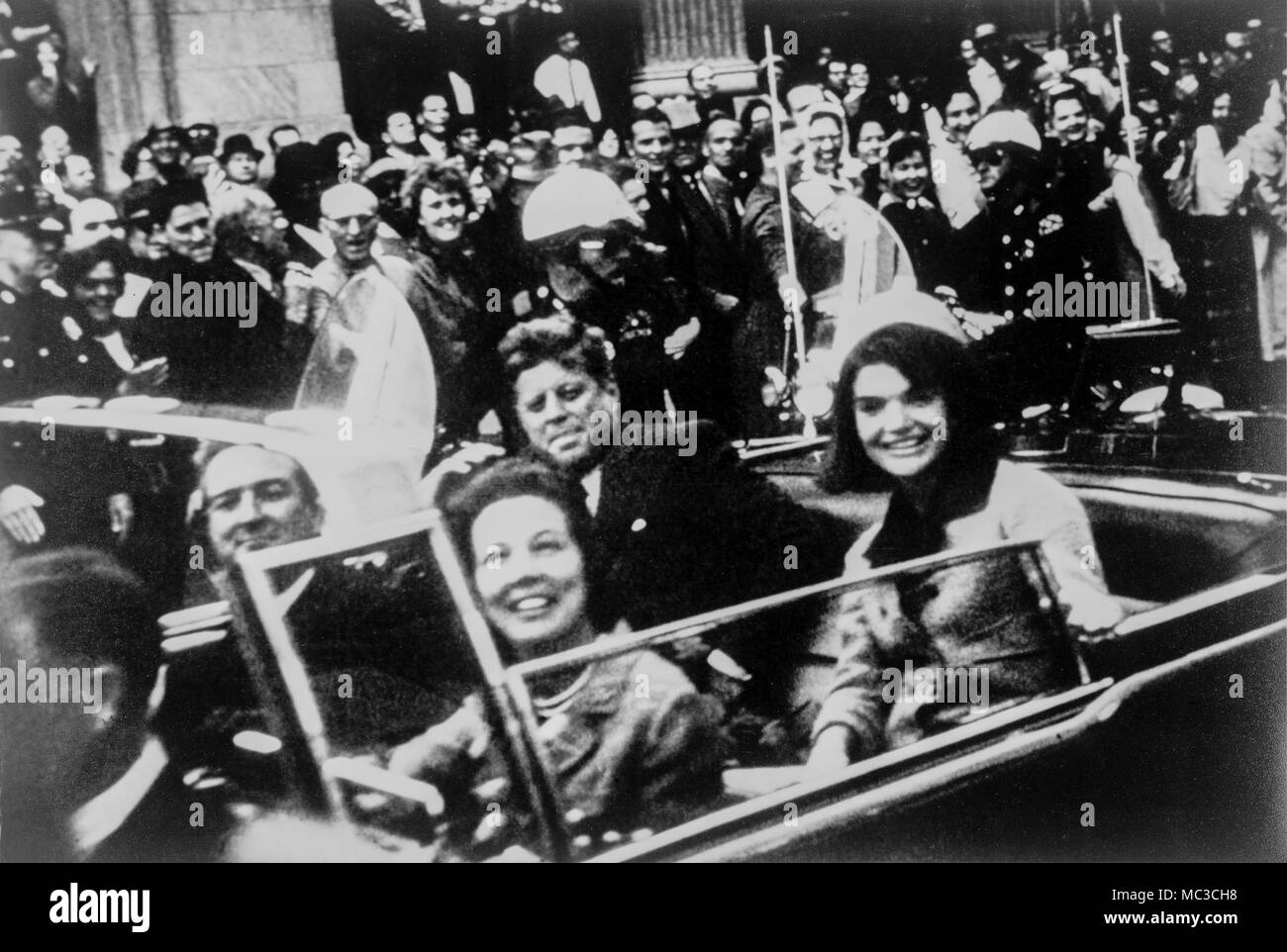 John F. Kennedy, Jacquelyn Kennedy, le gouverneur du Texas John Connally et Mme Connally en limousine présidentielle quelques instants avant l'assassinat du président à Dallas, Texas en novembre 1963. Banque D'Images