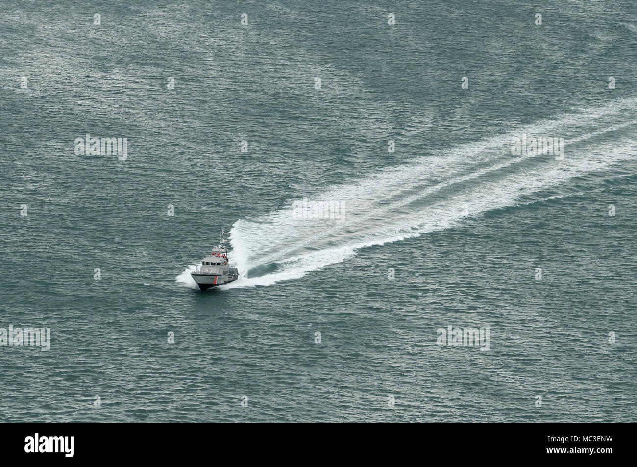 Un bateau de sauvetage à moteur de 47 pieds de l'équipage de la station de la Garde côtière canadienne les transits Humboldt Bay North Bay channel en préparation de palan à Eureka, en Californie, la formation, le 7 mars 2018. Les équipages des hélicoptères de la Garde côtière canadienne effectuent couramment des équipages de petits bateaux avec formation de maintenir leurs qualifications et ainsi que dans le cas d'une évacuation sanitaire demande d'un bateau ou navire, les équipages sont compétents dans leurs techniques de sauvetage. Banque D'Images