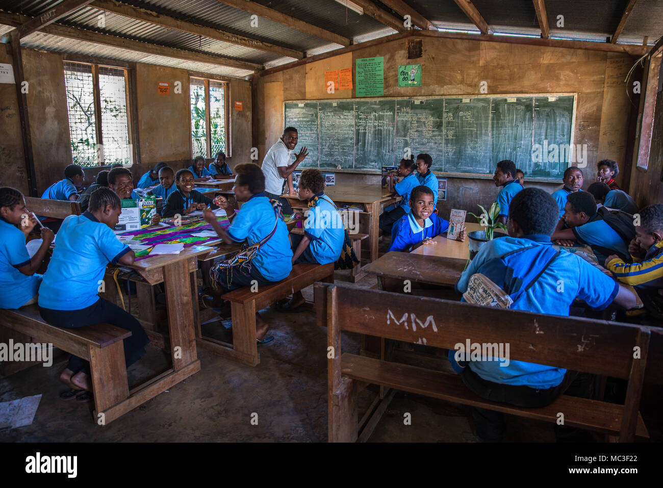 Une classe rurale avec des étudiants en uniforme bleu, zone Goroka, Eastern Highlands, Papouasie Nouvelle Guinée Banque D'Images