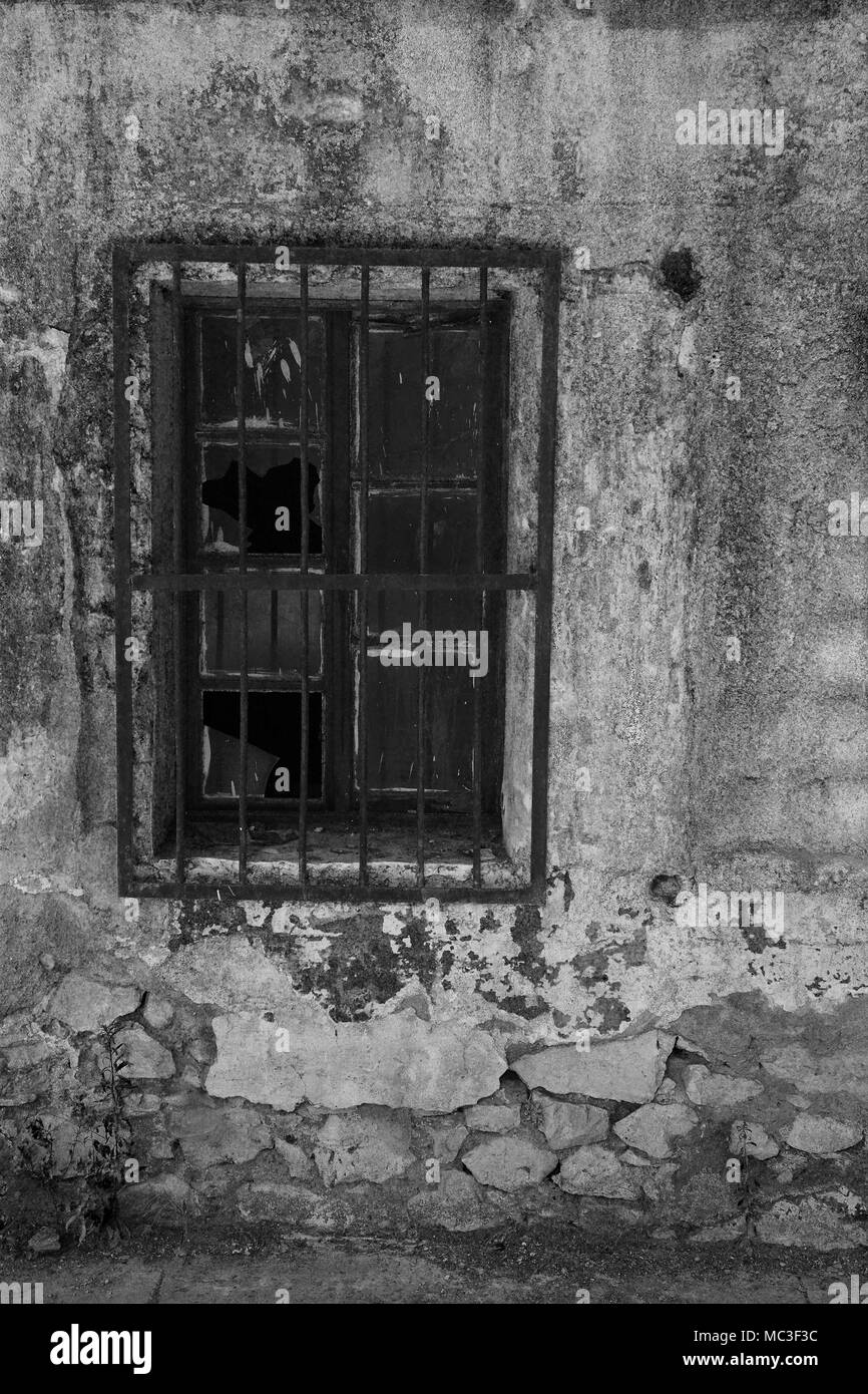 La fenêtre dans un ancien édifice du gouvernement de l'abandon, Rhodes, Grèce. Banque D'Images