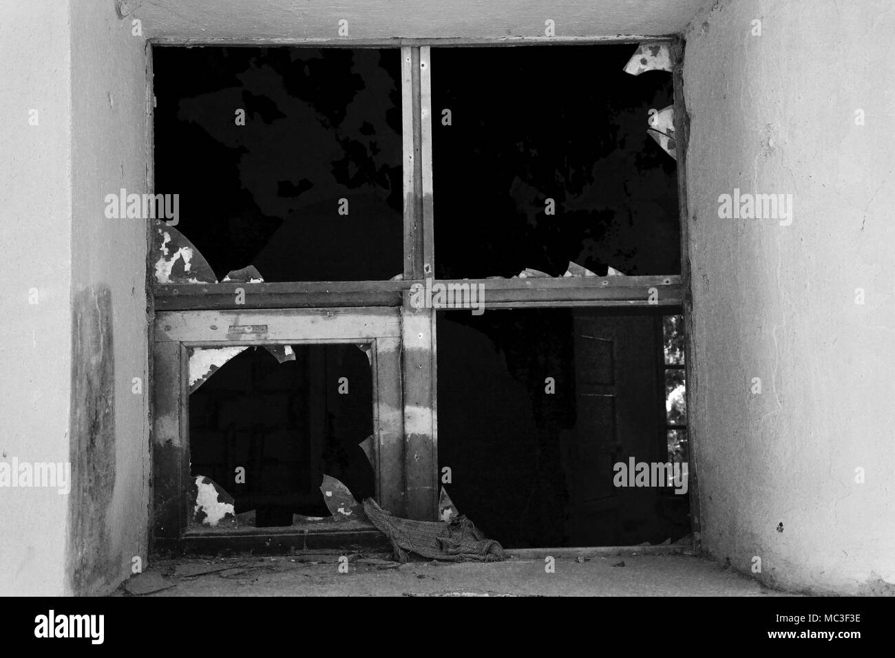 La fenêtre brisée dans un bâtiment du gouvernement, désaffectées, Rhodes, Grèce Banque D'Images