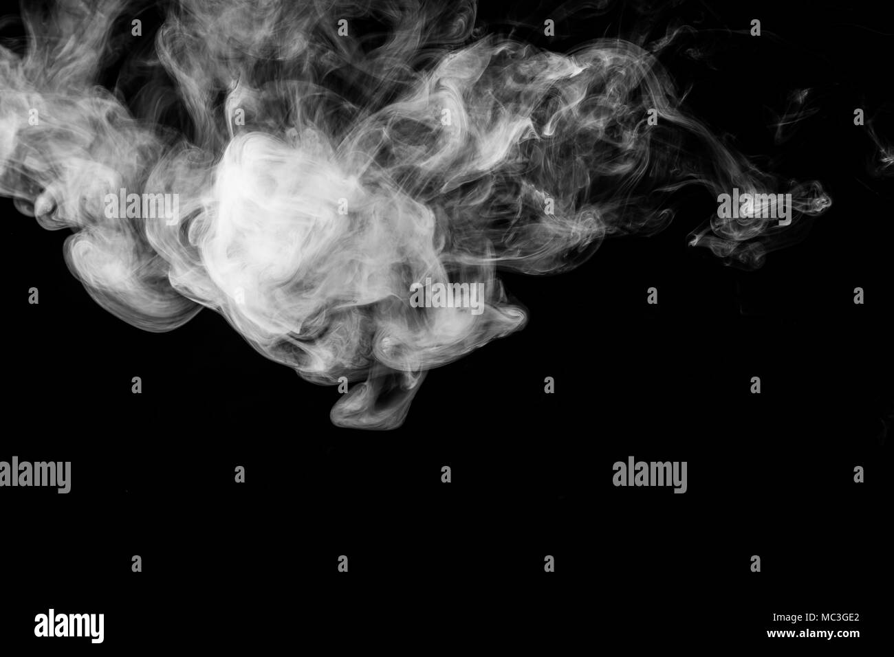 Une épaisse fumée blanche sur fond noir isolé. Contexte de la fumée vape Banque D'Images