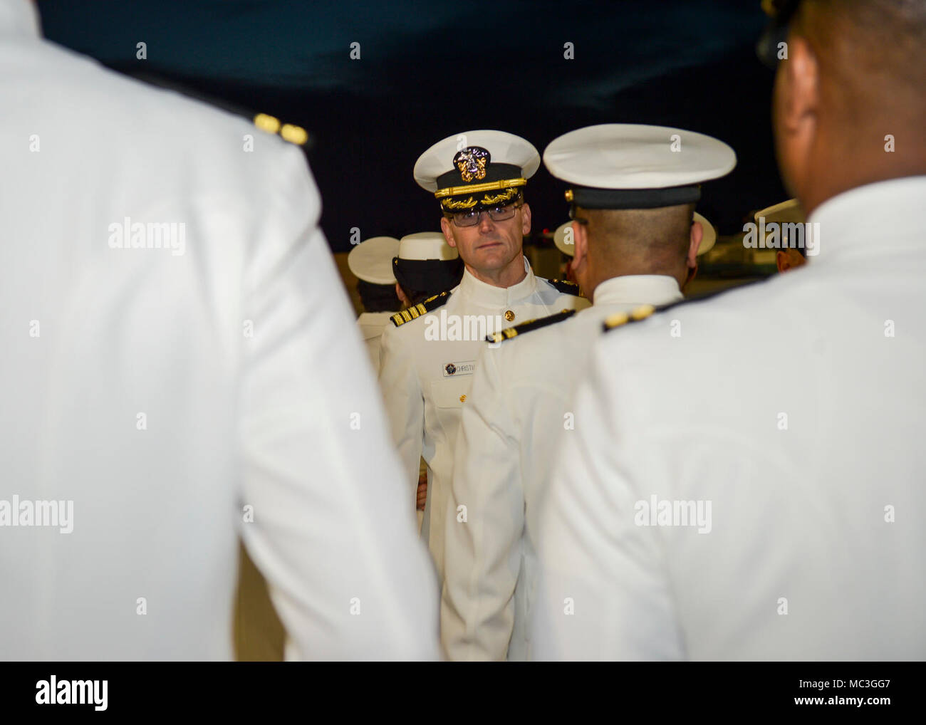 SAN DIEGO (Mar. 16, 2018) Le capitaine Alan Christian, directeur de la direction de l'administration (DFA) au Naval Medical Center San Diego les agents des inspections au cours d'une robe blanche d'inspection. Le MPA s'engage à fournir en temps opportun, de qualité, innovatrice et économique de l'administration de soins de santé au personnel et aux patients d'NMCSD. Banque D'Images