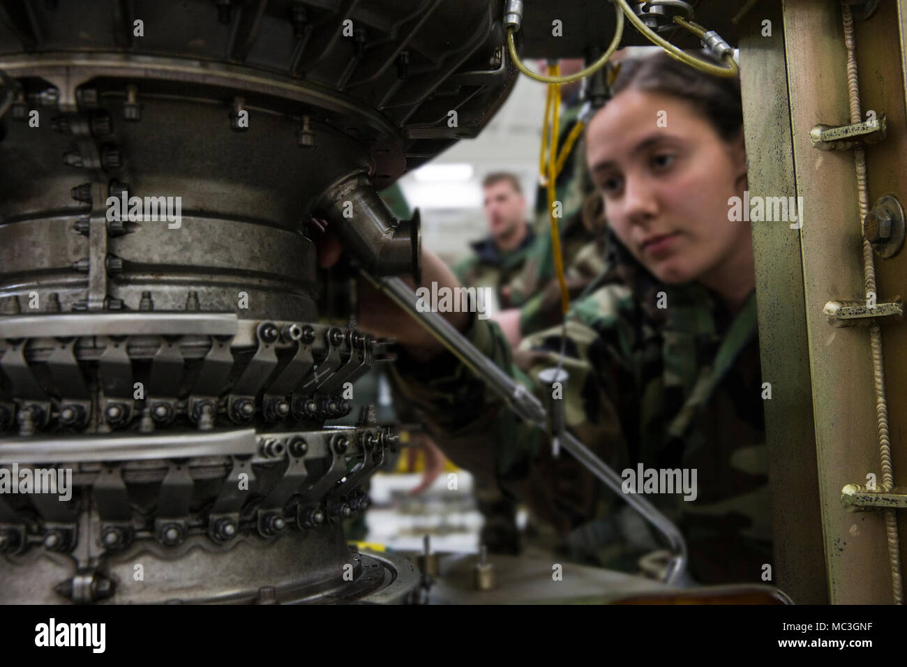 Lance le Cpl. Sabrina Alvarado, centrales d'un hélicoptère avec mécanicien Marine Aviation Escadron logistique (MALS) 39 réparations, un T-700 Moteur au Marine Corps Air Station Camp Pendleton, en Californie, le 20 mars. MALS-39 testé leur capacité à soutenir la ligne de vol à une simulation d'armes chimiques, biologiques, radiologiques et nucléaires. Banque D'Images