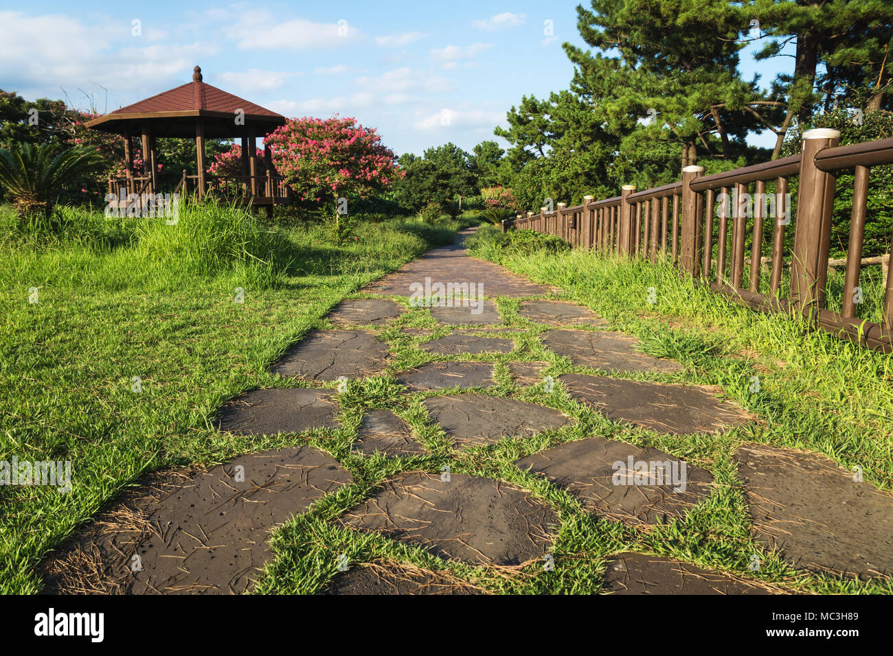 Jeju olle avec voie d'herbe dans un parc verdoyant avec un peu gardenhouse à Seogwipo, Ile de Jeju, Corée du Sud Banque D'Images