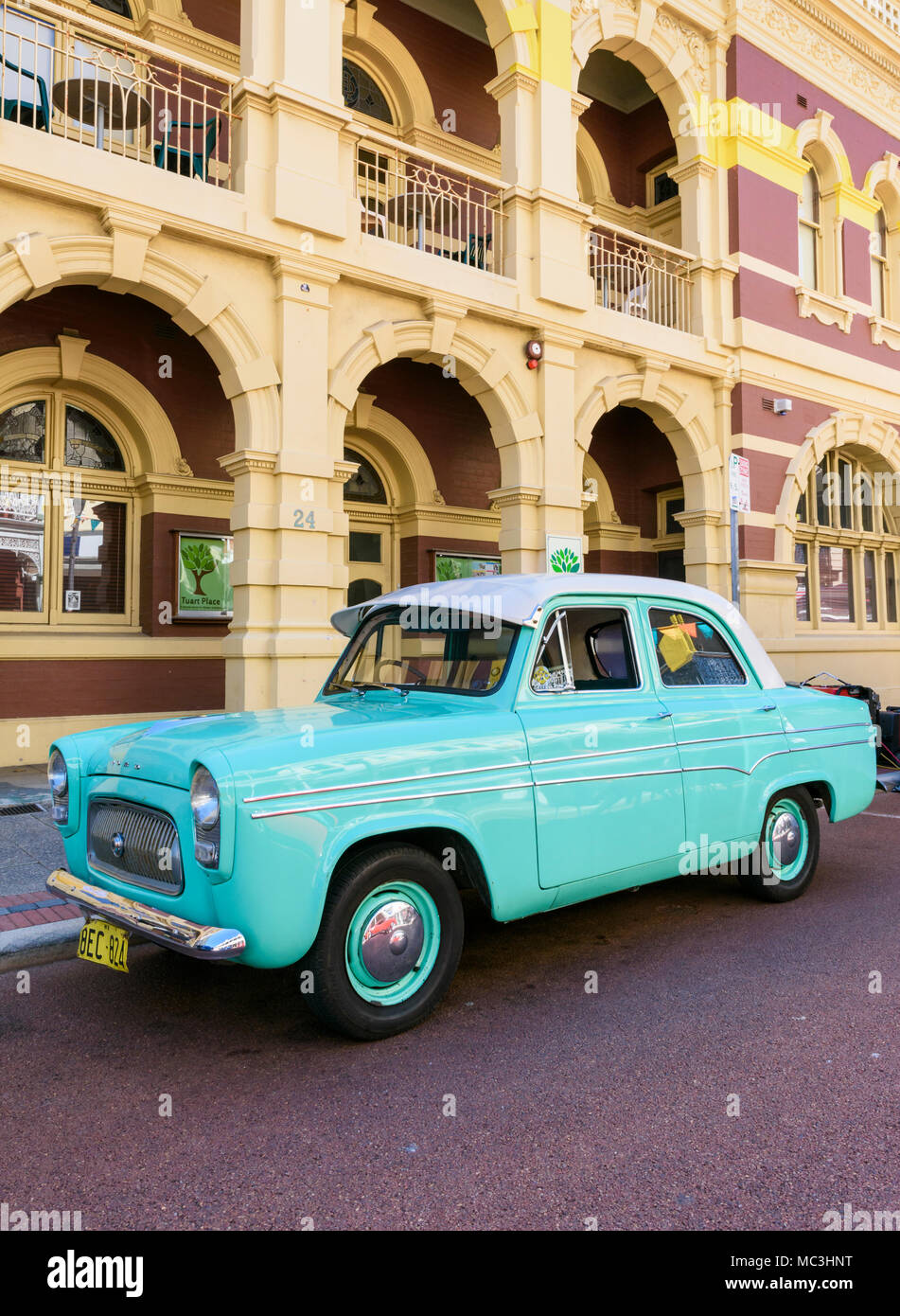 1959 Ford Prefect saloon dans la ville historique de Fremantle, Australie occidentale Banque D'Images