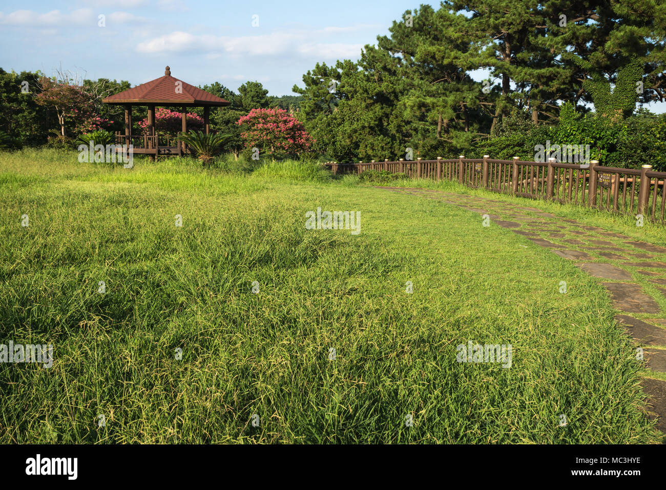 Jeju olle voie arrondi par l'intermédiaire d'un parc verdoyant avec un peu gardenhouse à Seogwipo, Ile de Jeju, Corée du Sud Banque D'Images