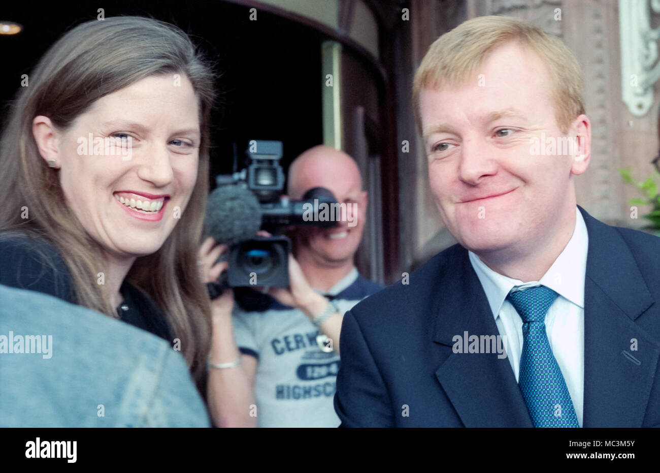 Le chef du Parti libéral-démocrate, Charles, Kennedy MP, avec sa femme Sarah, arrivant à Brighton Metropole Hotel Banque D'Images